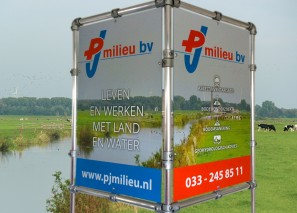 Reclamepanelen in v-vorm buizenframe