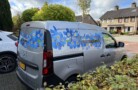 Autobelettering. Zeg het met bloemen