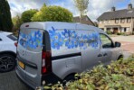 Autobelettering. Zeg het met bloemen