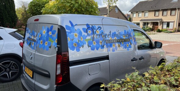 Autobelettering. Zeg het met bloemen